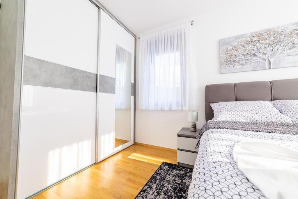Apartman Lux Self Check-In Virovitica Extérieur photo